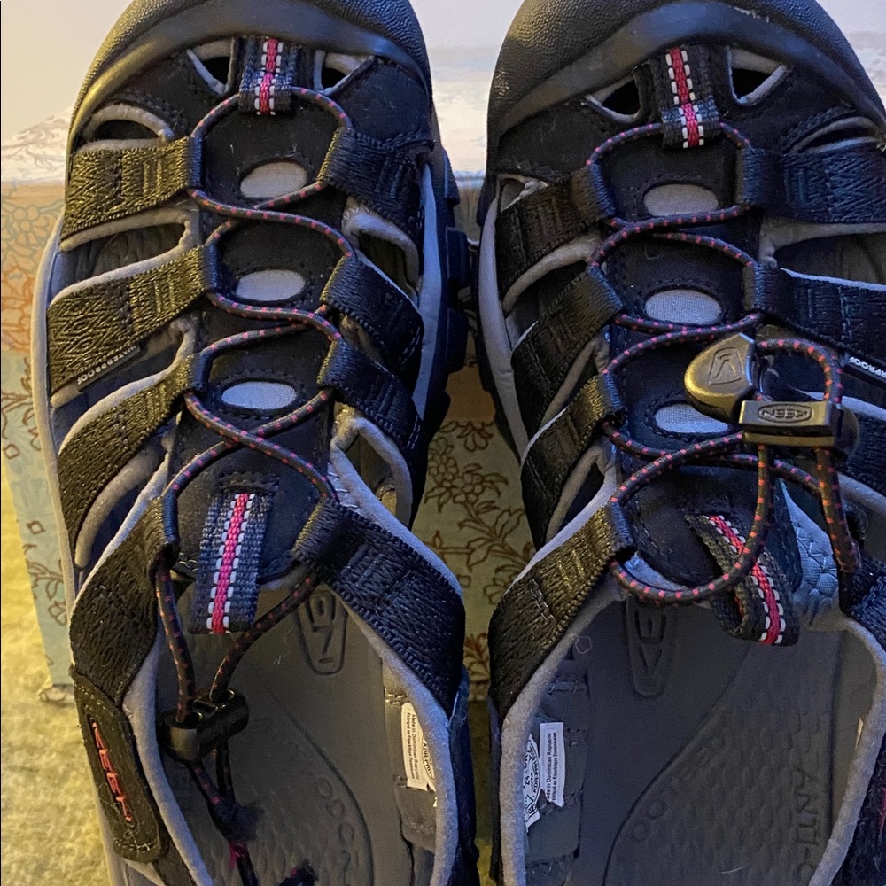 Keen Gray/Blach waterproof Footwear, scuffs one right toe from normal wear, - Picture 9 of 10
